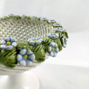 Bombonera de porcelana reticulada con pedestal