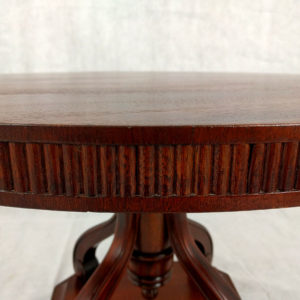 Mesa hall alemana con patas scroll