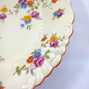 Fuente o plato de porcelana alemana con relieve