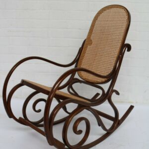 Mecedora inglesa vintage con asiento de enjuncado (Estilo Thonet)