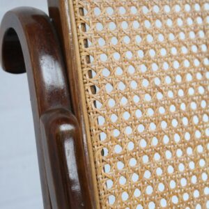 Mecedora inglesa vintage con asiento de enjuncado (Estilo Thonet)